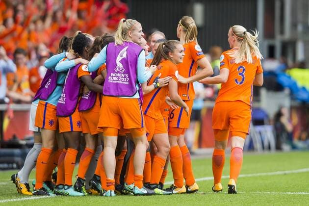 Fußball, Frauen EM, Niederlande - Schweden 2:0 DOETINCHEM - 29-07-2017, EK Vrouwenvoetbal 2017, Women s Euro 2017, Stadion De Vijverberg, Kwartfinale, Nederland - Zweden, Uitslag 2-0, speelsters Nederland vieren de 1-0 van Nederland speelster Lieke Martens (m) Nederland - Zweden  x1658832x