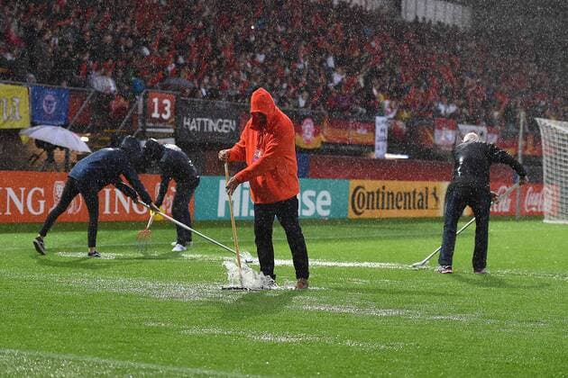 Fußball UEFA Women s Euro Viertelfinale Deutschland - Dänemark am 29.07.2017 im Sparta Stadion in Rotterdam Ordner versuchen das Spielfeld von den Wassermassen zu befreien xRx