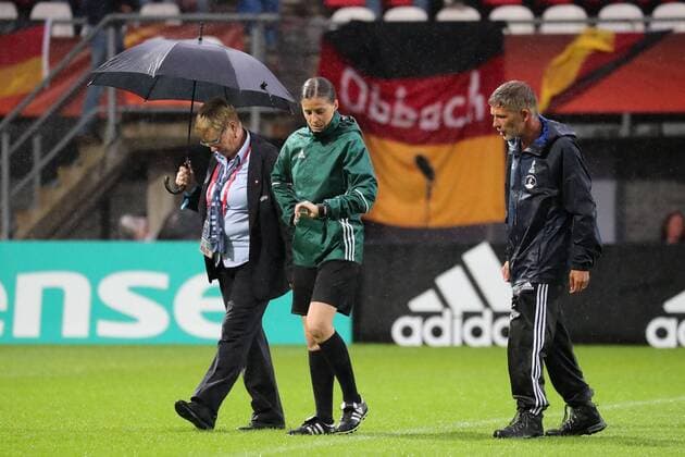 Platzbegehung mit Katalin Kulscar (Schiedsrichterin, Ungarn, mitte), Regen, Dauerregen in Rotterdam, Regenschlacht, Fussball, UEFA Women s EURO 2017, Viertelfinale, Deutschland - Dänemark, xozx