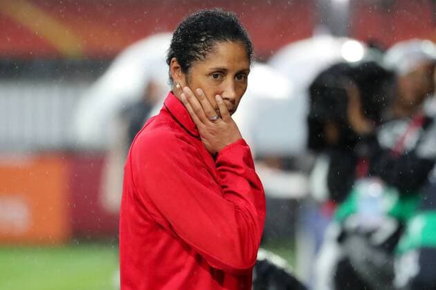 Steffi Jones (Stephanie Ann Jones, Trainerin, Bundestrainerin, DFB-Frauen), nachdenklich, besorgt, Einzelbild, Aktion, Action, Regen, Dauerregen in Rotterdam, Regenschlacht, Fussball, UEFA Women s EURO 2017, Viertelfinale, Deutschland - Dänemark, xozx