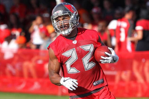 TAMPA, FL - JUL 29: Doug Martin (22) makes a catch down field during the Tampa Bay Buccaneers Training Camp on July 29, 2017 at One Buccaneer Place in Tampa, Florida. (Photo by Cliff Welch Icon Sportswire) NFL American Football Herren USA JUL 29 Buccaneers Training Camp Icon357170729041 EDITORIAL USE ONLY