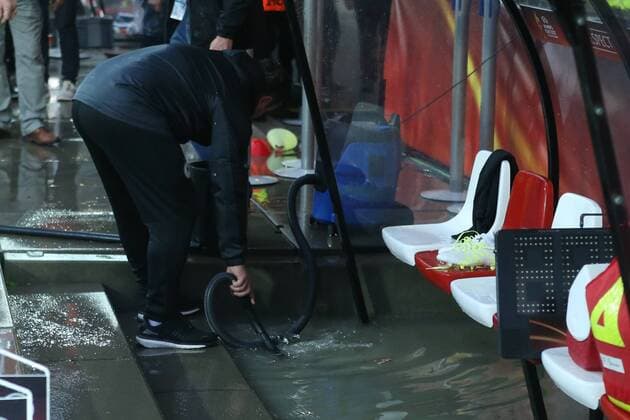 29.07.2017, xkvx, Fussball Frauen EM, Deutschland - Daenemark, emspor, v.l. ein Betreuer der Nationalmannschaft versucht das Wasser zu entfernen mit einem Staubsauger Rotterdam