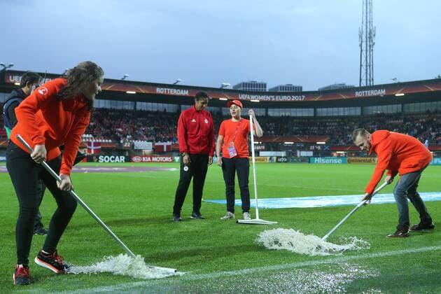 29.07.2017, xkvx, Fussball Frauen EM, Deutschland - Daenemark, emspor, v.l. Wasser wird vom Platz entfernt Nationaltrainerin Trainerin Steffi Jones (DFB Deutsche Fussball Nationalmanschaft Damen) Rotterdam