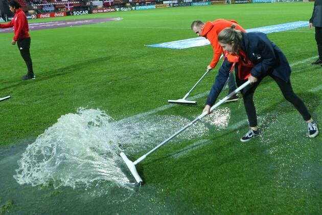 29.07.2017, xkvx, Fussball Frauen EM, Deutschland - Daenemark, emspor, v.l. Wasser wird vom Platz entfernt Rotterdam