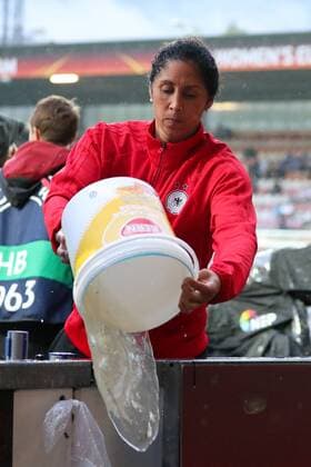 Steffi Jones (Stephanie Ann Jones, Trainerin, Bundestrainerin, DFB-Frauen) hilft mit, den Platz vom Wasser zu befreien, die Chefin packt mit an, Regen, Dauerregen in Rotterdam, Regenschlacht, Fussball, UEFA Women s EURO 2017, Viertelfinale, Deutschland - Dänemark, xozx