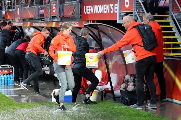 Auch die deutsche Trainerbank steht unter Wasser, Regen, Dauerregen in Rotterdam, Regenschlacht, Fussball, UEFA Women s EURO 2017, Viertelfinale, Deutschland - Dänemark, xozx