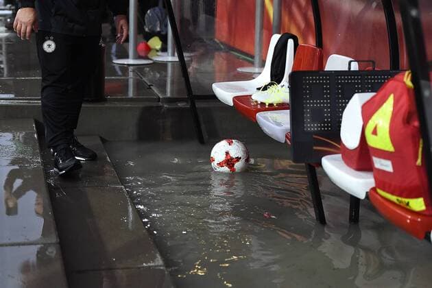 Fußball UEFA Women s Euro Viertelfinale Deutschland - Dänemark am 29.07.2017 im Sparta Stadion in Rotterdam Ein Ball schwimmt im Fußraum der Ersatzbank im Wasser xRx