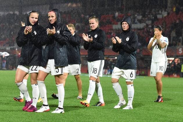 Fußball UEFA Women s Euro Viertelfinale Deutschland - Dänemark am 29.07.2017 im Sparta Stadion in Rotterdam Deutsche Spielerinnen bedanken sich bei den Fans nach der Spielabsage xRx
