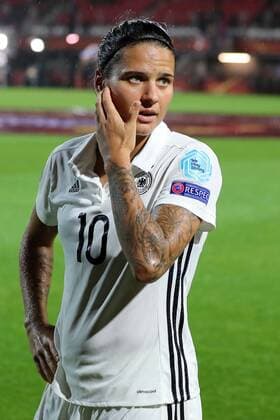 Dzsenifer Marozsan (DFB-Frauen, 10), Einzelbild, Aktion, Action, nachdenklich, besorgt, Regen, Dauerregen in Rotterdam, Spielabsage, Fussball, UEFA Women s EURO 2017, Viertelfinale, Deutschland - Dänemark, xozx