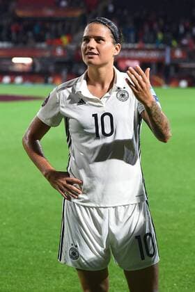 Fußball UEFA Women s Euro Viertelfinale Deutschland - Dänemark am 29.07.2017 im Sparta Stadion in Rotterdam Dzsenifer Marozsan ( Deutschland ) nach der Spielabsage xRx
