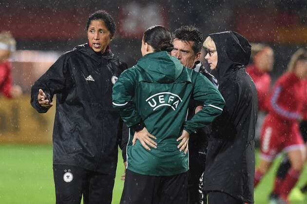 Fußball UEFA Women s Euro Viertelfinale Deutschland - Dänemark am 29.07.2017 im Sparta Stadion in Rotterdam Steffi Jones ( Trainerin Deutschland ) diskutiert mit dem Schiedsrichtergespann und den Offiziellen xRx