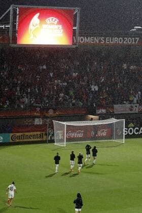 REGEN in ROTTERDAM und ABBRUCH UEFA Frauen Fussball EM 2017 in Holland Spiel Deutschland-Denemark in Rotterdam Am 29. Juli 2017 in Rotterdam 