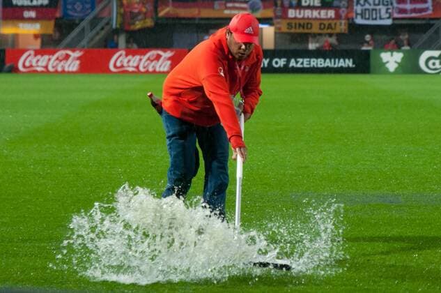 Themen der Woche - SPORT Themen der Woche - SPORT Bilder des Tages - SPORT v.li., fltr: Ein freiwilliger Helfer versucht das Spielfeld vom Wasser zu befreien, a volunteer is trying to get the water off the pitch, Fussball, UEFA Women s EURO 2017, Viertelfinale, Deutschland - Dänemark, xobx