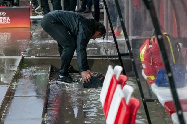 v.li., fltr: Betreuer, official Heiko Richter (Deutschland) schöpft Wasser an der deutschen Trainerbank, tries to get the water off the German bench, Fussball, UEFA Women s EURO 2017, Viertelfinale, Deutschland - Dänemark, xobx