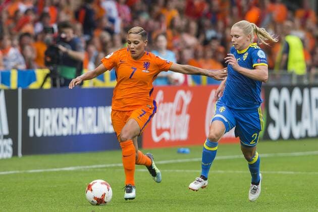 DOETINCHEM - 29-07-2017, EK Vrouwenvoetbal 2017, Women s Euro 2017, Stadion De Vijverberg, Kwartfinale, Nederland - Zweden, Uitslag 2-0, Nederland speelster Shanice van de Sanden (l) met Zweden speelster Jonna Andersson (r) Nederland - Zweden  x1659250x