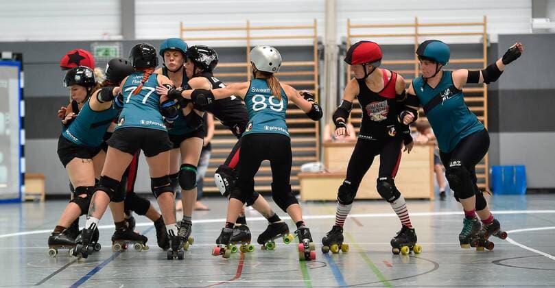 29.07.2017 - Rollerderby Roller Derby - 3. Bundesliga Frauen - Sucker Punch Rollergirls Nürnberg - Riot Rocketz Leipzig - OGo - Mannschaft Team Sucker Punch Rollergirls, rot und Riot Rockets Leipzig, blau