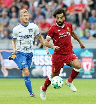 Berlin, Germany 29.07.2017, Jubilaeumsspiel, Testspiel, Freundschaftsspiel, Hertha BSC - FC Liverpool, Fabian Lustenberger ( Hertha BSC ) Mohamed Salah ( FC Liverpool ) ( DeFodi055