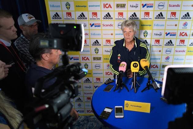 170730 Förbundskapten Pia Sundhage blir intervjuad pa en pressträff med det svenska landslaget under dag 15 av fotbolls-EM den 30 juli 2017 i Arnhem.  Copyright: CARLxSANDIN BB170730CS003