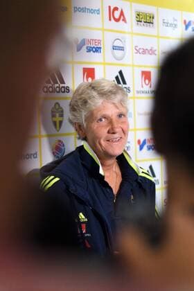 170730 Förbundskapten Pia Sundhage blir intervjuad pa en pressträff med det svenska landslaget under dag 15 av fotbolls-EM den 30 juli 2017 i Arnhem.  Copyright: CARLxSANDIN BB170730CS009