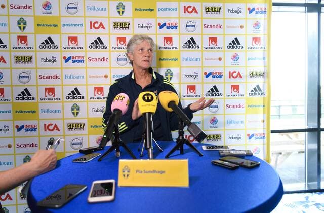 170730 Förbundskapten Pia Sundhage blir intervjuad pa en pressträff med det svenska landslaget under dag 15 av fotbolls-EM den 30 juli 2017 i Arnhem.  Copyright: CARLxSANDIN BB170730CS013