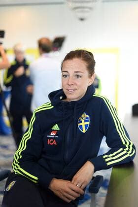 170730 Lotta Schelin blir intervjuad pa en pressträff med det svenska landslaget under dag 15 av fotbolls-EM den 30 juli 2017 i Arnhem.  Copyright: CARLxSANDIN BB170730CS017