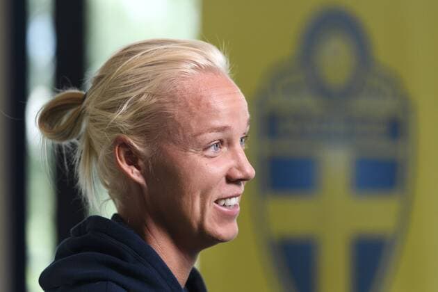 170730 Caroline Seger blir intervjuad pa en pressträff med det svenska landslaget under dag 15 av fotbolls-EM den 30 juli 2017 i Arnhem.  Copyright: CARLxSANDIN BB170730CS018