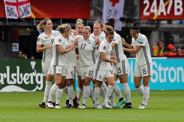 Spielerinnen aus Deutschland (DFB-Frauen), deutsche Fußballerinnen, jubeln mit Torschützin Isabel Kerschowski (Isy Kerschowski, DFB-Frauen, 17) über das Tor zum 1:0, Jubel, Torjubel, Torerfolg, celebrate the goal, goal, celebration, Jubel ueber das Tor, optimistisch, Action, Aktion, Fussball, UEFA Women s EURO 2017, Viertelfinale, Deutschland - Dänemark, xozx