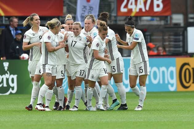 Fußball UEFA Women s Euro Viertelfinale Deutschland - Dänemark am 30.07.2017 im Sparta Stadion in Rotterdam Torjubel zum 1:0 durch Isabel Kerschowski ( Deutschland ) xRx