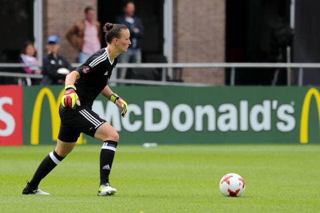 Almuth Schult (Torwart, DFB-Frauen, 1), am Ball, Spielszene, Freisteller, Ganzkörper, Einzelbild, Aktion, Action, Fussball, UEFA Women s EURO 2017, Viertelfinale, Deutschland - Dänemark, xozx