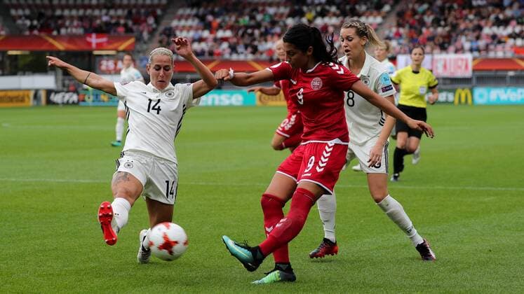 v.li.: Anna Blässe (Anna Blaesse, DFB-Frauen, 14), Nadia Nadim (Dänemark, 9), Lena Goeßling (Lena Goessling, DFB-Frauen, 8), Zweikampf, Duell, duel, tackle, tackling, Dynamik, Action, Aktion, Fussball, UEFA Women s EURO 2017, Viertelfinale, Deutschland - Dänemark, xozx