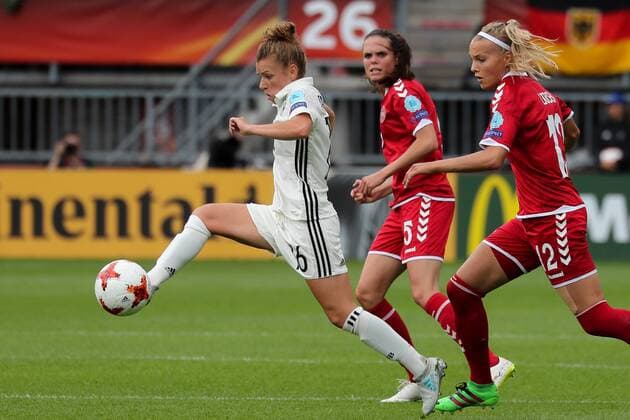 v.li.: Linda Dallmann (DFB-Frauen, 16), Simone Boye Sörensen (Dänemark, 5), Stine Larsen (Dänemark, 12), Aktion, Action, Spielszene, Fussball, UEFA Women s EURO 2017, Viertelfinale, Deutschland - Dänemark, xozx