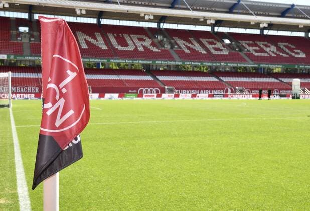 30.07.2017 - Fussball - Saison 2017 2018 - 2. Fussball - Bundesliga - 01. Spieltag: 1. FC Nürnberg Nuernberg FCN ( Club ) - 1. FC Kaiserslautern ( Rote Teufel ) - - Feature Impression Symbolbild Symbolfoto - Eckfahne mit Wappen Logo 1. FCN Schriftzug Nürnberg auf Gegengerade der Sportstätte