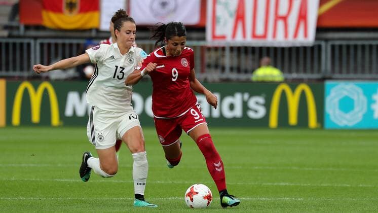 v.li.: Sara Däbritz (Sara Daebritz, DFB-Frauen, 13), Nadia Nadim (Dänemark, 9), Zweikampf, Duell, duel, tackle, tackling, Dynamik, Action, Aktion, Fussball, UEFA Women s EURO 2017, Viertelfinale, Deutschland - Dänemark, xozx