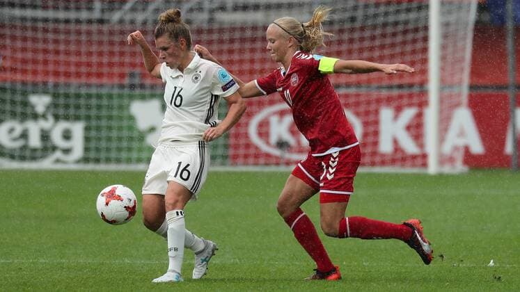 v.li.: Linda Dallmann (DFB-Frauen, 16), Pernille Harder (Dänemark, 10), Zweikampf, Duell, duel, tackle, tackling, Dynamik, Action, Aktion, Fussball, UEFA Women s EURO 2017, Viertelfinale, Deutschland - Dänemark, xozx