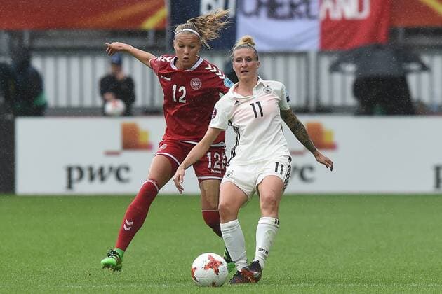 Fußball UEFA Women s Euro Viertelfinale Deutschland - Dänemark am 30.07.2017 im Sparta Stadion in Rotterdam Line Jensen ( Dänemark ), hinten - Anja Mittag ( Deutschland ), vorne xRx