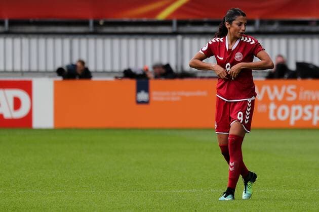 Nadia Nadim (Dänemark, 9) wringt ihr nassesTrikot aus, Freisteller, Ganzkörper, Einzelbild, Aktion, Action, Fussball, UEFA Women s EURO 2017, Viertelfinale, Deutschland - Dänemark, xozx