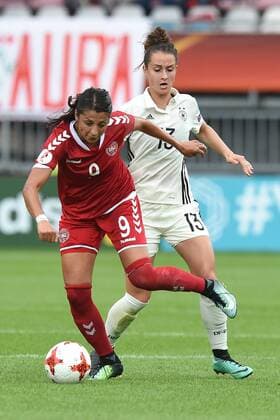 Fußball UEFA Women s Euro Viertelfinale Deutschland - Dänemark am 30.07.2017 im Sparta Stadion in Rotterdam Nadia Nadim ( Dänemark ), vorne - Sara Däbritz ( Deutschland ), hinten xRx
