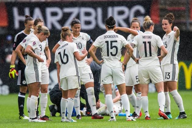 ROTTERDAM, 30-07-2017 , EK Vrouwenvoetbal 2017 , Women s Euro 2017 , Kwartfinale Duitsland - Denemarken , Sparta Stadion het Kasteel , Duitse speelsters in overleg Duitsland - Denemarken  x1659307x