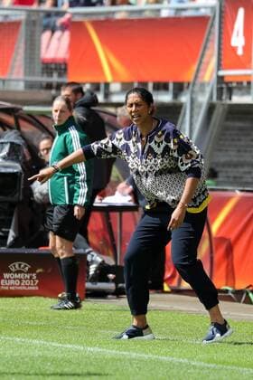 Steffi Jones (Stephanie Ann Jones, Trainerin, Bundestrainerin, DFB-Frauen), gibt Anweisungen, gestikuliert, mit den Armen gestikulieren, gives instructions, gesticulate, am Spielfeldrand, an der Seitenauslinie, Fussball, UEFA Women s EURO 2017, Viertelfinale, Deutschland - Dänemark, xozx