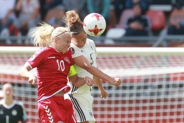 30.07.2017, xkvx, Fussball Frauen EM, Deutschland - Daenemark, emspor, v.l. Pernille Harder (Damen Nationalmannschaft Daenemark), Babett Peter (DFB Deutsche Fussball Nationalmanschaft Damen) Rotterdam