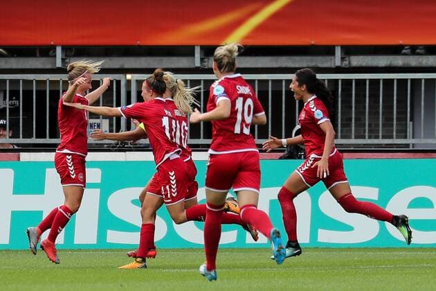 Spielerinnen aus Dänemark, dänische Fußballerinnen, jubeln über das Tor zum 1:2, Jubel, Torjubel, Torerfolg, celebrate the goal, goal, celebration, Jubel ueber das Tor, optimistisch, Action, Aktion, Fussball, UEFA Women s EURO 2017, Viertelfinale, Deutschland - Dänemark, xozx