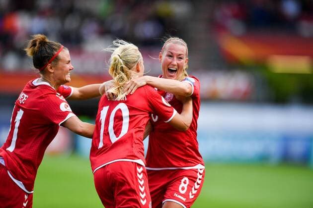 Jubel, Freuen, celebrate, happy, cheer , Goal Celebration Dänemark , Torschützin Theresa Nielsen (Dänemark) (8) mit Pernille Harder (Daenemark, Denmark) (10) Katrine Veje (Daenemark, Denmark) (11), Fussball, UEFA Women s EURO 2017, Viertelfinale, Deutschland - Dänemark, xmkx