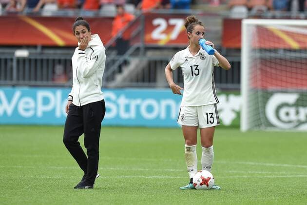 Fußball UEFA Women s Euro Viertelfinale Deutschland - Dänemark am 30.07.2017 im Sparta Stadion in Rotterdam Sara Doorsoun ( Deutschland ), links - Sara Däbritz ( Deutschland ), rechts - enttäuscht xRx