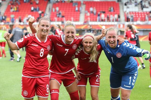 Bilder des Tages - SPORT Theresa Nielsen of Denmark women, Sanne Troelsgaard of Denmark women, Line Roddik of Denmark women, goalkeeper Stina Lykke Petersen of Denmark women during the UEFA WEURO 2017 quarter finale match between Germany and Denmark at the Sparta stadium Het Kasteel on July 30, 2017 in Rotterdam, The Netherlands Women: Germany v Denmark UEFA WEURO 2017 2017 2018 xVIxVIxImagesx xTomxBodexMultimediaxIVx 8348768