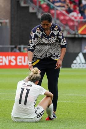 v.li.: Anja Mittag (DFB-Frauen, 11), Steffi Jones (Stephanie Ann Jones, Trainerin, Bundestrainerin, DFB-Frauen), enttäuscht über die Niederlage, Enttäuschung nach dem Schlusspfiff, Verlierer, verloren, Frustration, disappointed, pessimistisch, ausgeschieden, Fussball, UEFA Women s EURO 2017, Viertelfinale, Deutschland - Dänemark, xozx