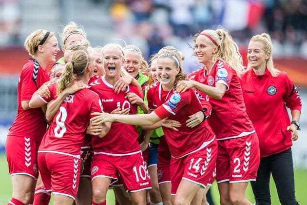 ROTTERDAM, 30-07-2017 , EK Vrouwenvoetbal 2017 , Women s Euro 2017 , Kwartfinale Duitsland - Denemarken , Sparta Stadion het Kasteel , Denemarken wint met 1-2 en viert dit met zijn alle Duitsland - Denemarken  x1659389x