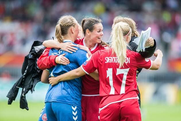 ROTTERDAM, 30-07-2017 , EK Vrouwenvoetbal 2017 , Women s Euro 2017 , Kwartfinale Duitsland - Denemarken , Sparta Stadion het Kasteel , Denemarken wint met 1-2 en viert dit met zijn alle Duitsland - Denemarken  x1659391x