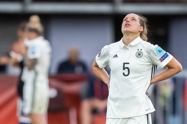 ROTTERDAM, 30-07-2017 , EK Vrouwenvoetbal 2017 , Women s Euro 2017 , Kwartfinale Duitsland - Denemarken , Sparta Stadion het Kasteel , Duitsland speelster Babett Peter baalt van de 1-2 nederlaag en uitschakeling Duitsland - Denemarken  x1659393x