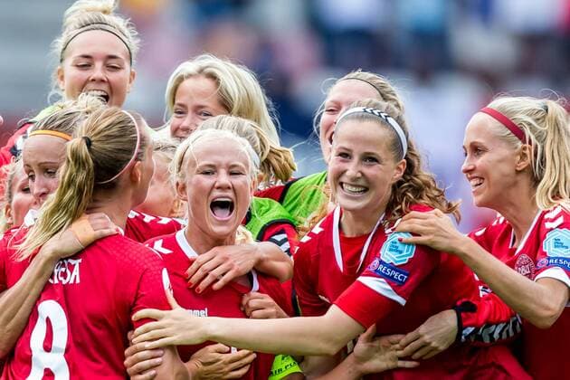 ROTTERDAM, 30-07-2017 , EK Vrouwenvoetbal 2017 , Women s Euro 2017 , Kwartfinale Duitsland - Denemarken , Sparta Stadion het Kasteel , Denemarken wint met 1-2 en viert dit met zijn alle Duitsland - Denemarken  x1659394x