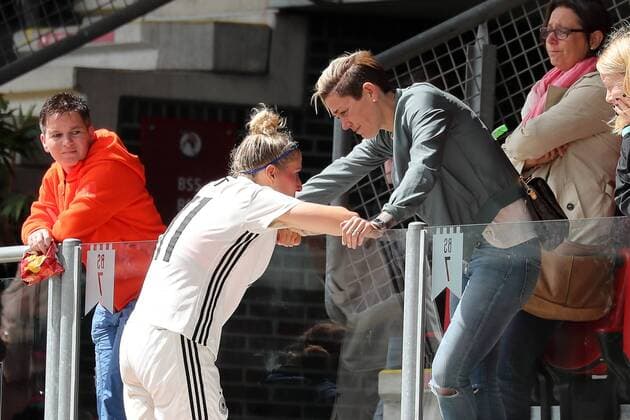 v.li.: Anja Mittag (DFB-Frauen, 11) wird nach dem Schlusspfiff von der ehemaligen schwedischen Nationalspielerin Therese Sjögran getröstet, enttäuscht über die Niederlage, Enttäuschung nach dem Schlusspfiff, Verlierer, verloren, Frustration, disappointed, pessimistisch, Fussball, UEFA Women s EURO 2017, Viertelfinale, Deutschland - Dänemark, xozx